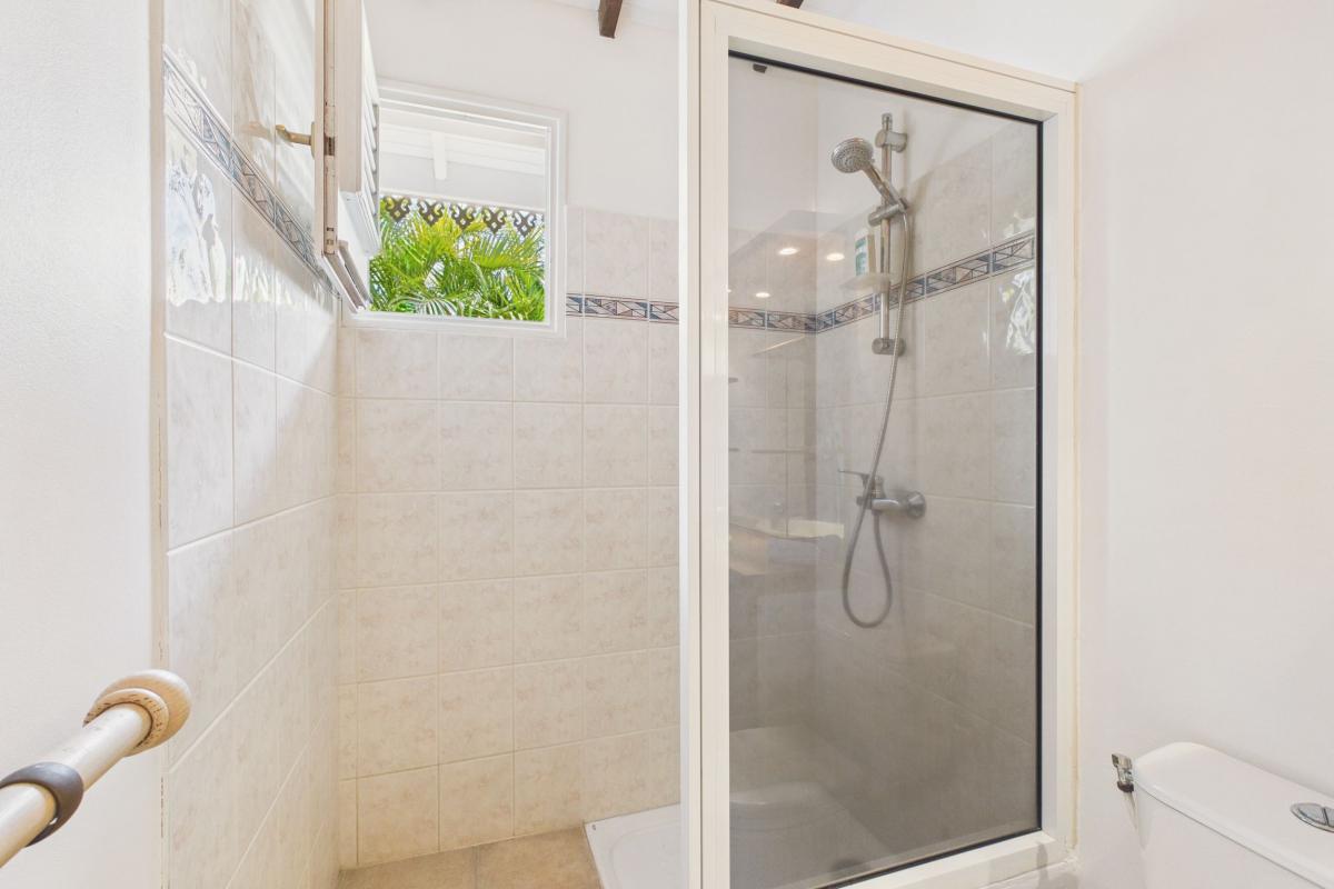 Location villa 3 chambres martinique - douche chambre jardin